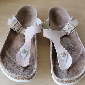 Birkenstock Gizeh Thong Sandals in Light Pink